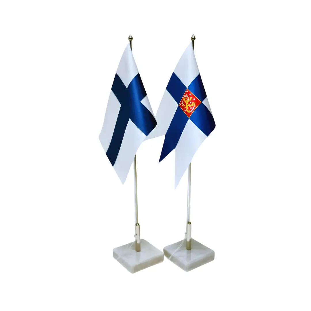 Kaksi pöytälippua jalustalla