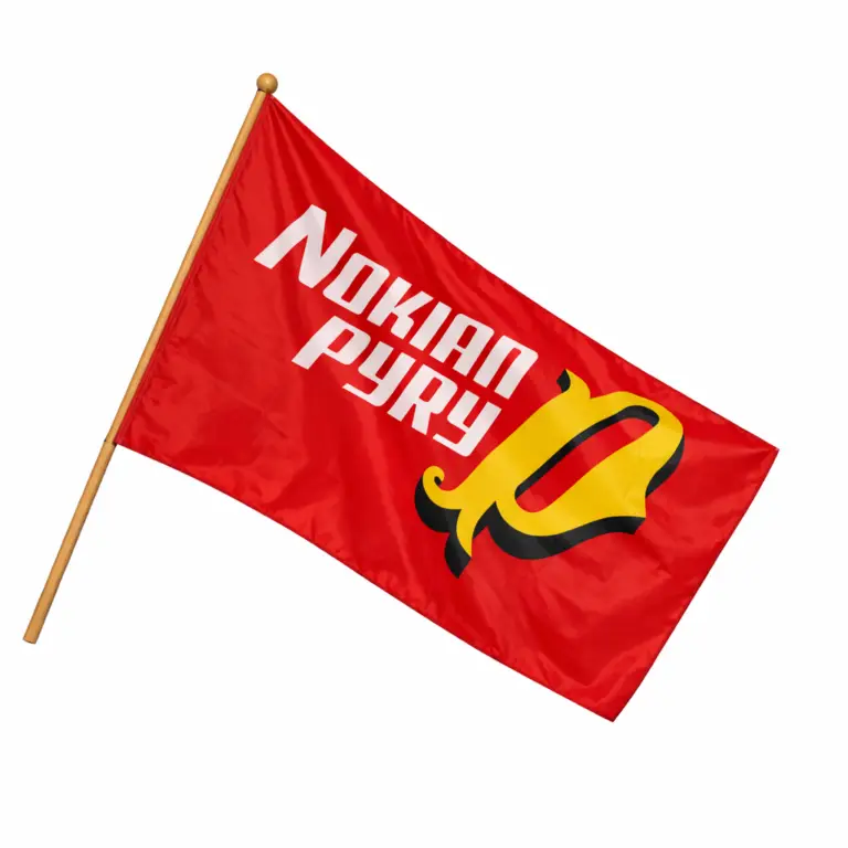 Nokian Pyry lippu – punainen seuralippu valkoisella tekstillä ja keltamustalla logolla. Suomalainen laadukas valmistus Taitolipulta.